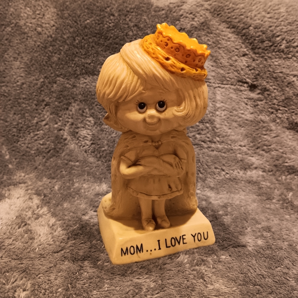 Vintage 1975 W & R Berries Co. Mom...I Love You Resin Figurine 9126